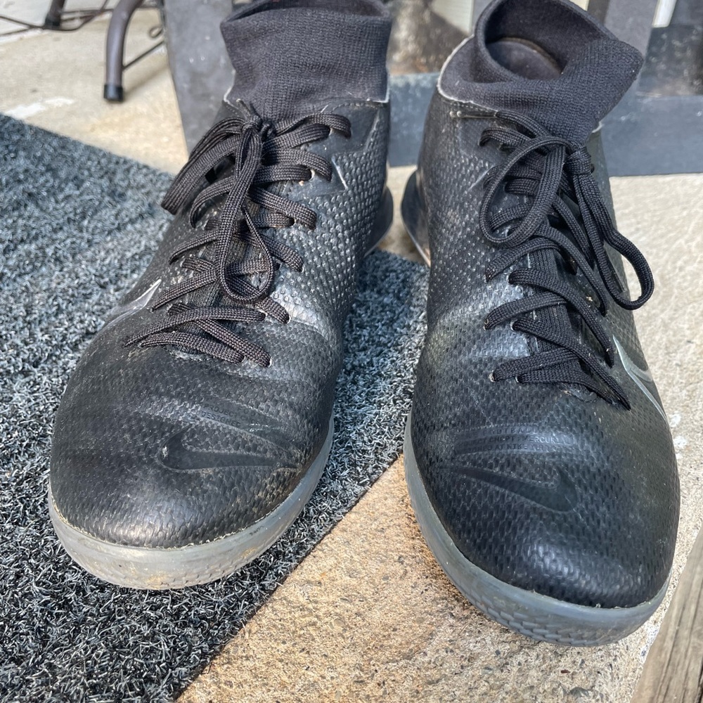 Futsal shoes for indoor soccer